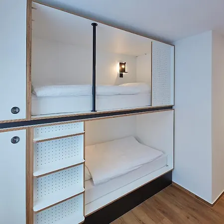 بيت شباب The Bunk *